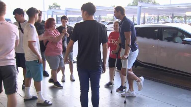 Rafael Nadal llegó en muletas a su casa en España