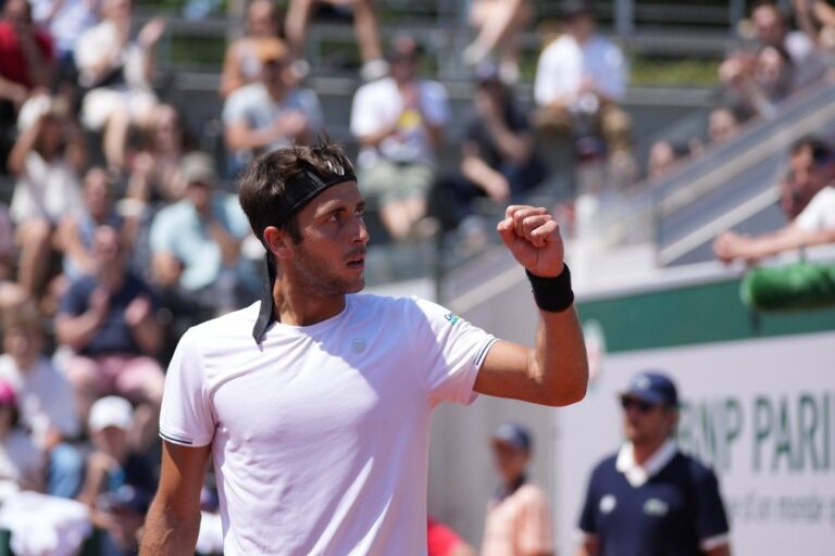 Cerúndolo y Etcheverry a octavos en Roland Garros