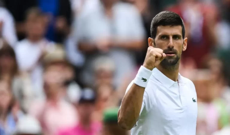 Novak Djokovic avanza en la defensa del titulo en Wimbledon