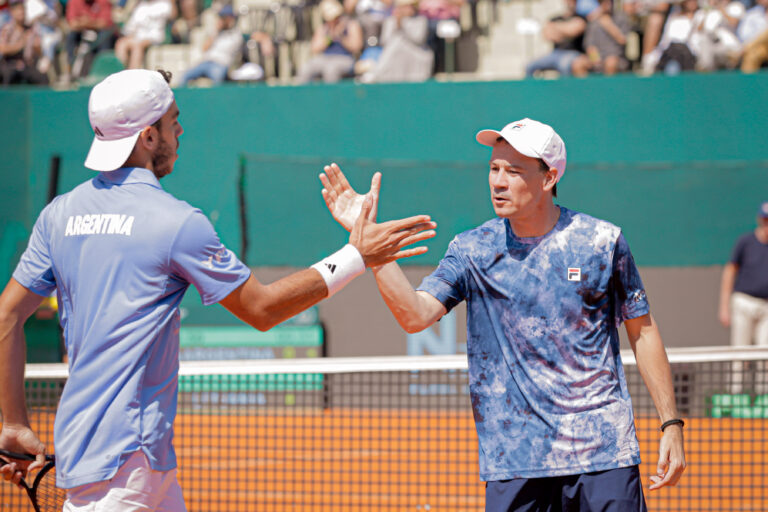 Cerúndolo y Báez le dan el 2 a 0 a la Argentina en Copa Davis