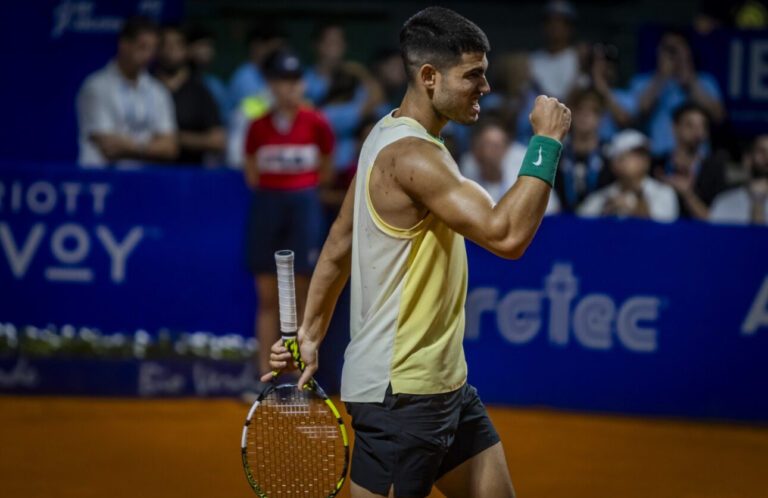 Alcaráz debutó con una victoria la defensa del título