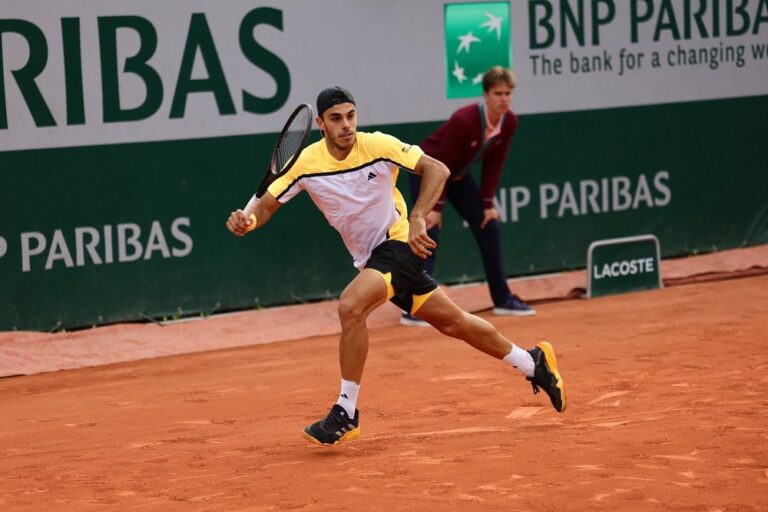 Cerúndolo y Etcheverry a tercera ronda de Roland Garros