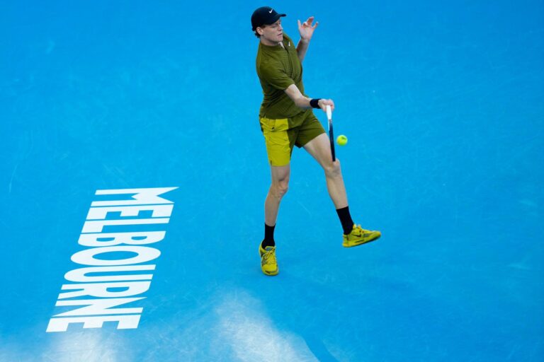 SINNER ARRANCÓ LA DEFENSA AL TÍTULO EN MELBOURNE