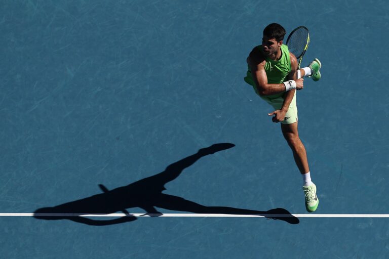 ALCARAZ AVANZA A PASO FIRME EN AUSTRALIA